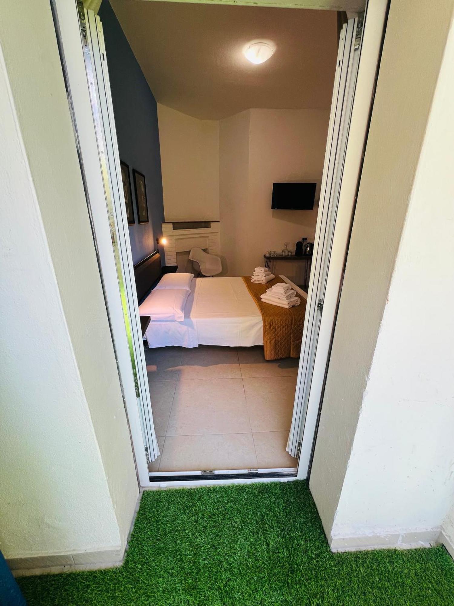 Les Chambres De Francoise Guest House أولبيا المظهر الخارجي الصورة