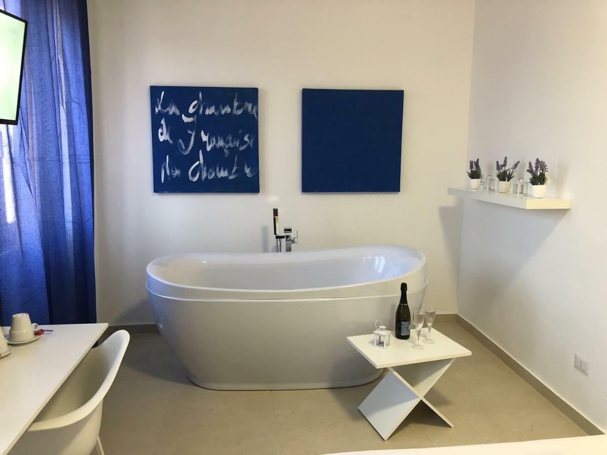 Les Chambres De Francoise Guest House أولبيا المظهر الخارجي الصورة
